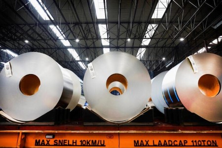 De Nederlandse overheid verstrekt subsidies aan Tata Steel om het proces van het opschonen van de productie te versnellen