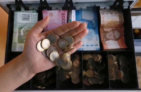 El peso chileno subió por tercer día consecutivo, superando a sus pares