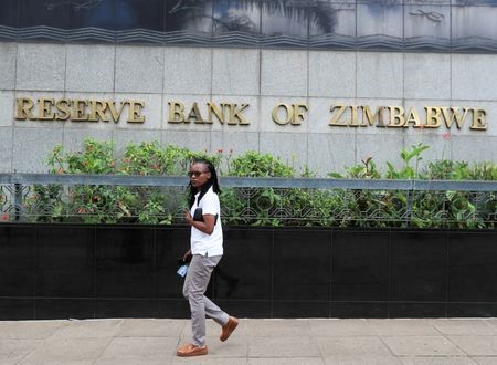 Zimbabwianski neformálni obchodníci opúšťajú „bezcenný“ Jimdolar pred zavedením novej meny